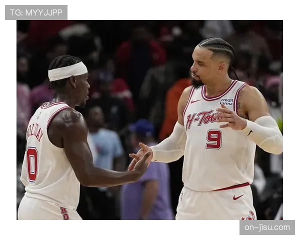 更衣室特写：得知球队锁定季后赛后，火箭队更衣室内的庆祝与年轻球员的泪水