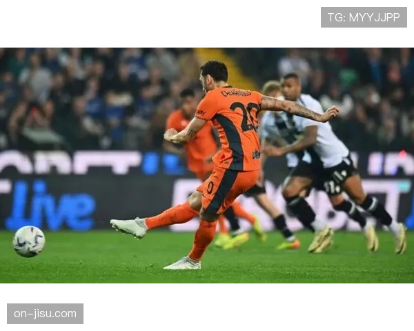 特写:乌迪内斯门将开大脚失误后,迅速完成一次关键的门线扑救 特写:乌迪内斯门将开大脚失误后,迅速完成一次关键的门线扑救