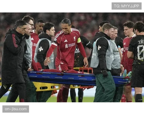 埃基蒂克被担架抬离赛场，利物浦医疗团队紧急处置